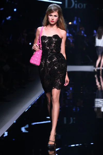 Look 15